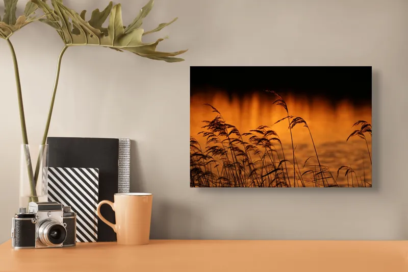Tablou Canvas, "Tăcerea apusului peste trestii liniștite", Aur, Apus, Siluete, Trestii, Reflecție, Apă, Serenitate, Natură, Cald, Lumină, 39 x 26 cm – poza 3