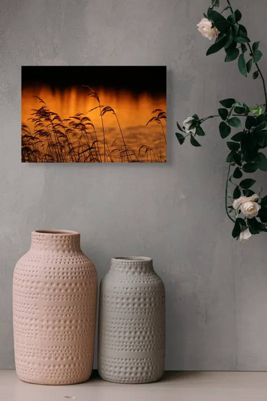 Tablou Canvas, "Tăcerea apusului peste trestii liniștite", Aur, Apus, Siluete, Trestii, Reflecție, Apă, Serenitate, Natură, Cald, Lumină, 39 x 26 cm – poza 4