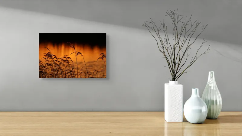 Tablou Canvas, "Tăcerea apusului peste trestii liniștite", Aur, Apus, Siluete, Trestii, Reflecție, Apă, Serenitate, Natură, Cald, Lumină, 39 x 26 cm – poza 8