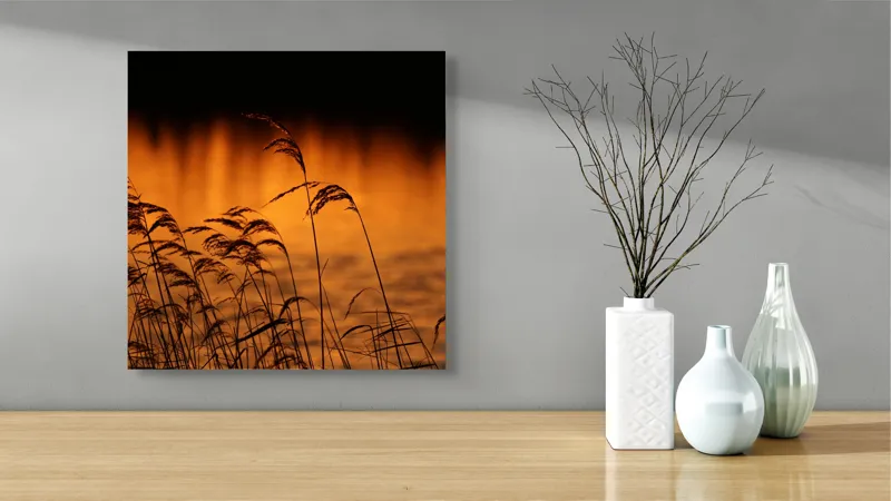 Tablou Canvas, "Tăcerea apusului peste trestii liniștite", Aur, Apus, Siluete, Trestii, Reflecție, Apă, Serenitate, Natură, Cald, Lumină, 50 x 50 cm – poza 3