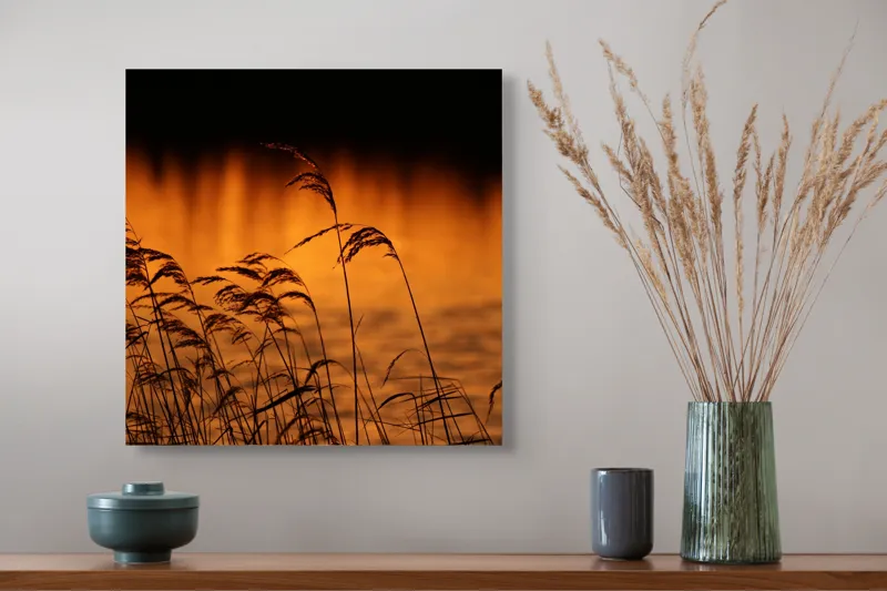 Tablou Canvas, "Tăcerea apusului peste trestii liniștite", Aur, Apus, Siluete, Trestii, Reflecție, Apă, Serenitate, Natură, Cald, Lumină, 50 x 50 cm – poza 4
