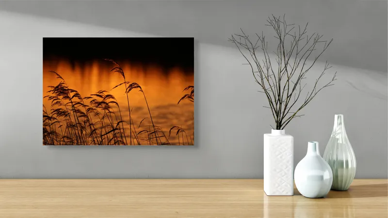 Tablou Canvas, "Tăcerea apusului peste trestii liniștite", Aur, Apus, Siluete, Trestii, Reflecție, Apă, Serenitate, Natură, Cald, Lumină, 54 x 39 cm – poza 3