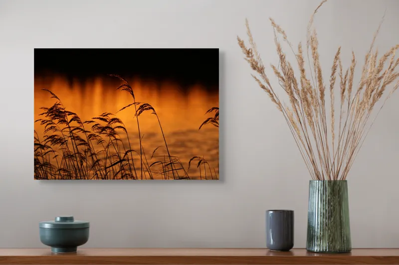 Tablou Canvas, "Tăcerea apusului peste trestii liniștite", Aur, Apus, Siluete, Trestii, Reflecție, Apă, Serenitate, Natură, Cald, Lumină, 54 x 39 cm – poza 4