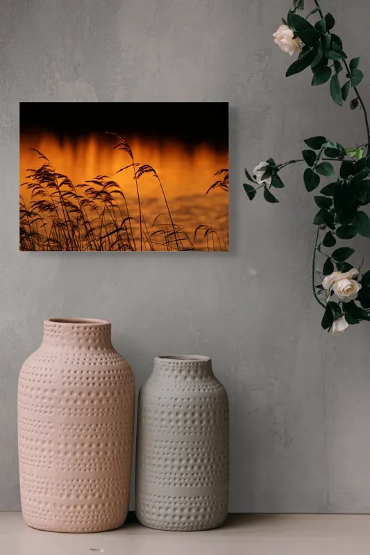 Tablou Canvas, "Tăcerea apusului peste trestii liniștite", Aur, Apus, Siluete, Trestii, Reflecție, Apă, Serenitate, Natură, Cald, Lumină, 54 x 39 cm – poza 8