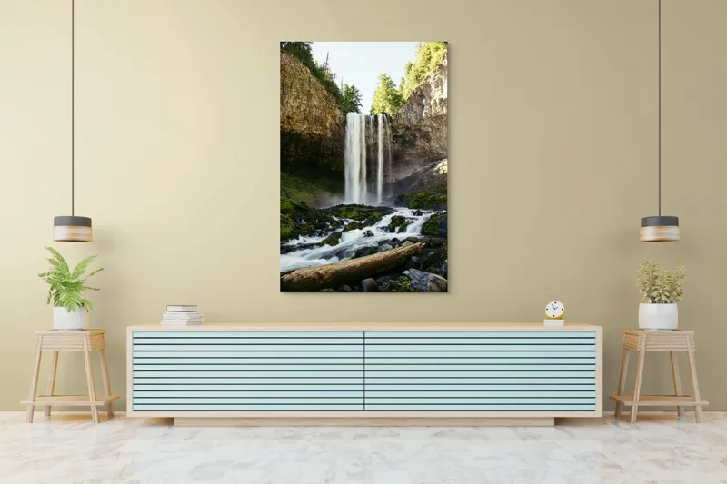 Tablou Canvas, "Cascada în inima pădurii verzi", Cascadă, Stânci, Apă, Pădure, Roci, Bușteni, Vegetație, Natură, Spectacol, Lumină, 100 x 150 cm – poza 4