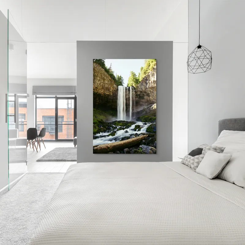 Tablou Canvas, "Cascada în inima pădurii verzi", Cascadă, Stânci, Apă, Pădure, Roci, Bușteni, Vegetație, Natură, Spectacol, Lumină, 100 x 150 cm – poza 5
