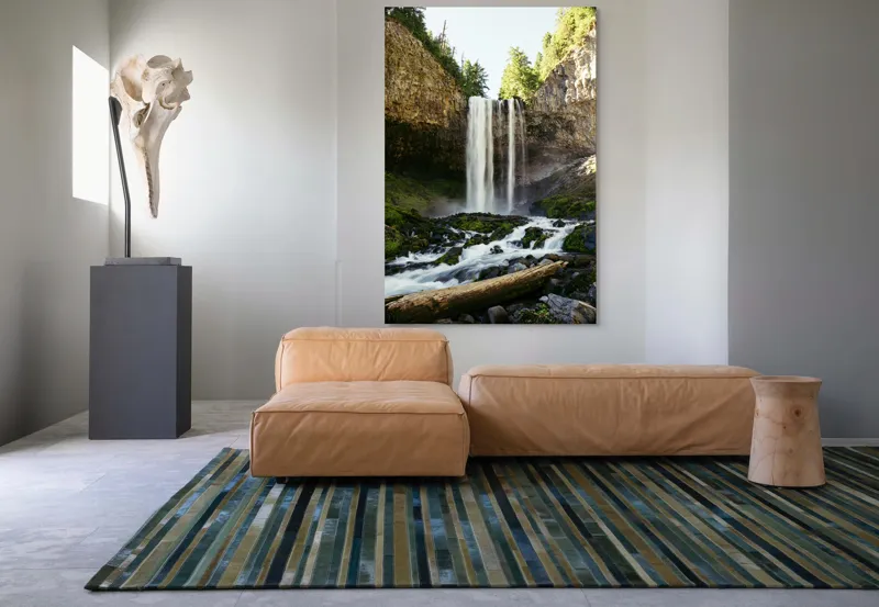 Tablou Canvas, "Cascada în inima pădurii verzi", Cascadă, Stânci, Apă, Pădure, Roci, Bușteni, Vegetație, Natură, Spectacol, Lumină, 100 x 150 cm – poza 7