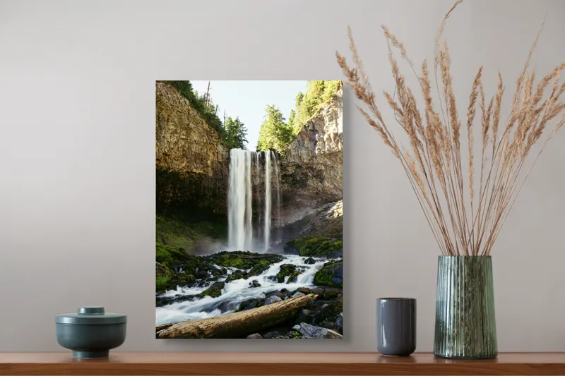 Tablou Canvas, "Cascada în inima pădurii verzi", Cascadă, Stânci, Apă, Pădure, Roci, Bușteni, Vegetație, Natură, Spectacol, Lumină, 39 x 54 cm – poza 3