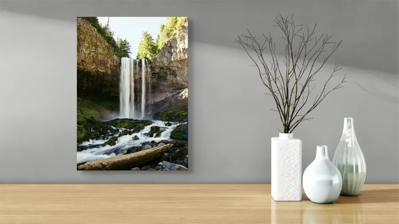 Tablou Canvas, "Cascada în inima pădurii verzi", Cascadă, Stânci, Apă, Pădure, Roci, Bușteni, Vegetație, Natură, Spectacol, Lumină, 39 x 54 cm – poza 4
