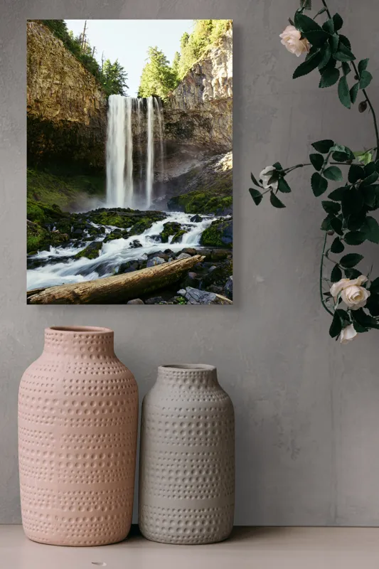 Tablou Canvas, "Cascada în inima pădurii verzi", Cascadă, Stânci, Apă, Pădure, Roci, Bușteni, Vegetație, Natură, Spectacol, Lumină, 39 x 54 cm – poza 6