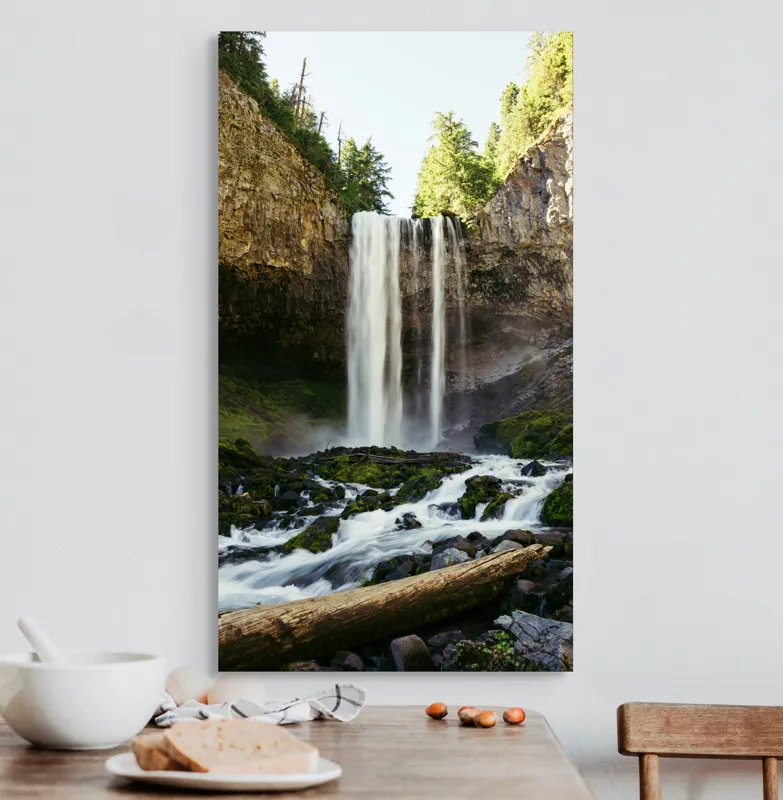 Tablou Canvas, "Cascada în inima pădurii verzi", Cascadă, Stânci, Apă, Pădure, Roci, Bușteni, Vegetație, Natură, Spectacol, Lumină, 50 x 90 cm – poza 3
