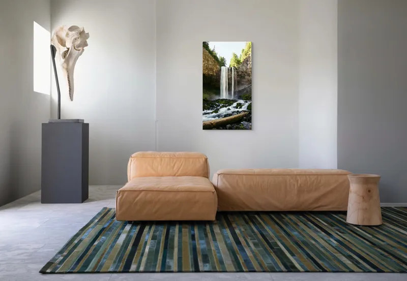 Tablou Canvas, "Cascada în inima pădurii verzi", Cascadă, Stânci, Apă, Pădure, Roci, Bușteni, Vegetație, Natură, Spectacol, Lumină, 50 x 90 cm – poza 5