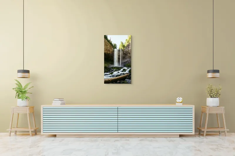 Tablou Canvas, "Cascada în inima pădurii verzi", Cascadă, Stânci, Apă, Pădure, Roci, Bușteni, Vegetație, Natură, Spectacol, Lumină, 50 x 90 cm – poza 6