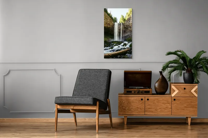 Tablou Canvas, "Cascada în inima pădurii verzi", Cascadă, Stânci, Apă, Pădure, Roci, Bușteni, Vegetație, Natură, Spectacol, Lumină, 50 x 90 cm – poza 8