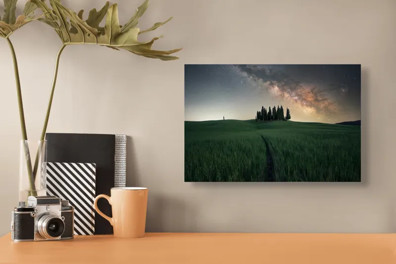Tablou Canvas, "Cărare sub cerul înstelat", Calea-Laptelui, Copaci, Cer, Noapte, Iarbă, Peisaj, Stele, Linie, Mister, Lumină, 39 x 26 cm – poza 3