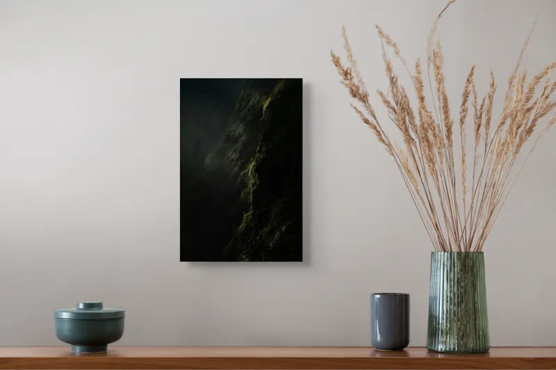 Tablou Canvas, "Panta misterioasă a pădurii întunecate", Noroi, Umbră, Vegetație, Mister, Textură, 26 x 39 cm – poza 5