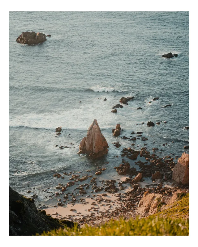 Tablou Canvas, "Coasta stâncoasă sub lumina soarelui", Ocean, Stânci, Valuri, Plajă, Apus, Peisaj, Natură, Stâncă Impunătoare., 26 x 39 cm