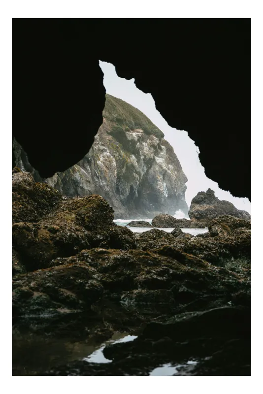 Tablou Canvas, "Peșteră misterioasă cu deschidere spre mare", Roci, Peșteră, Vedere, Mare, Alge, Umed, Natură, Coastă, 26 x 39 cm