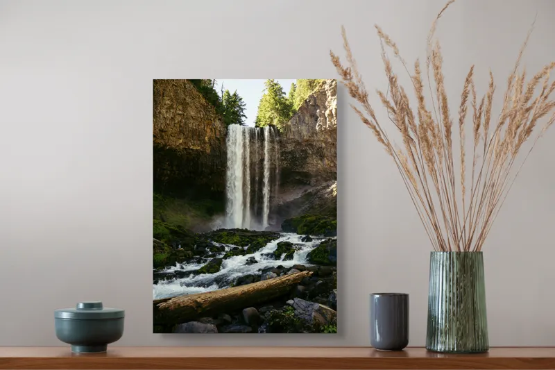 Tablou Canvas, "Cascada misterioasă din inima pădurii", Cascadă, Apă, Piatre, Copaci, Mușchi, Cer, Natură, Lumină, Pădure, Trunchi, 39 x 54 cm – poza 3