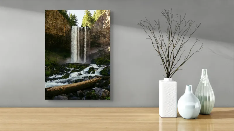 Tablou Canvas, "Cascada misterioasă din inima pădurii", Cascadă, Apă, Piatre, Copaci, Mușchi, Cer, Natură, Lumină, Pădure, Trunchi, 39 x 54 cm – poza 4