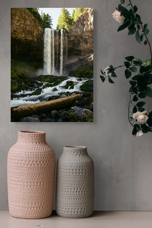 Tablou Canvas, "Cascada misterioasă din inima pădurii", Cascadă, Apă, Piatre, Copaci, Mușchi, Cer, Natură, Lumină, Pădure, Trunchi, 39 x 54 cm – poza 6