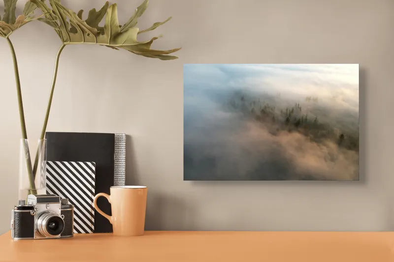 Tablou Canvas, "Natura ascunsă sub mantia ceții", Pădure, Ceață, Mister, Calm, Înălțime, Natură, Liniște, Cer, Plutire, Viziune, 39 x 26 cm – poza 3