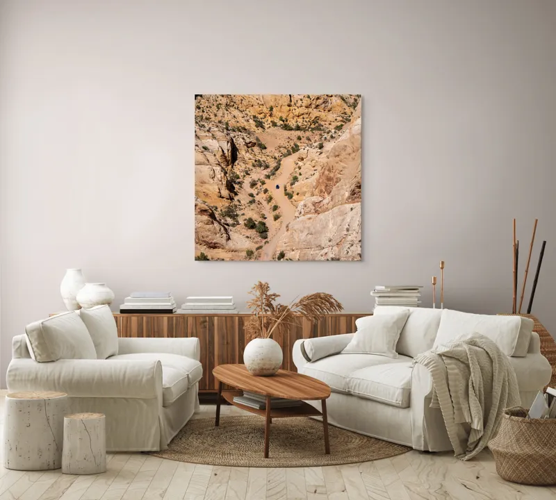 Tablou Canvas, "Drumul pierdut printre stânci aride", Stânci, Canion, Drum, Mașină, Vegetație, Deșert, Pietre, Contrast, Peisaj, Singurătate, 100 x 100 cm – poza 3