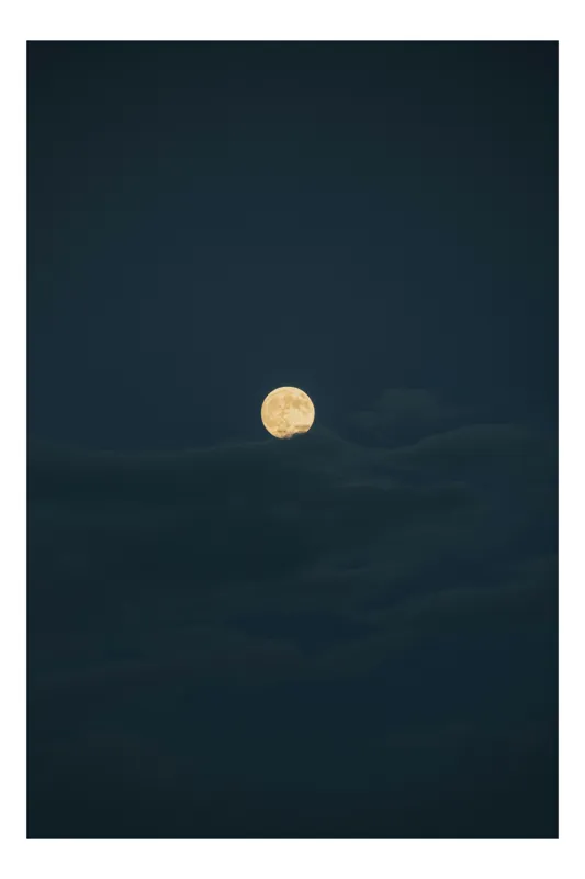 Tablou Canvas, "Luna strălucind printre nori întunecați", Lună, Noapte, Cer, Întuneric, Mister, Lumină, Nuanțe, Magie, Calm, 50 x 70 cm
