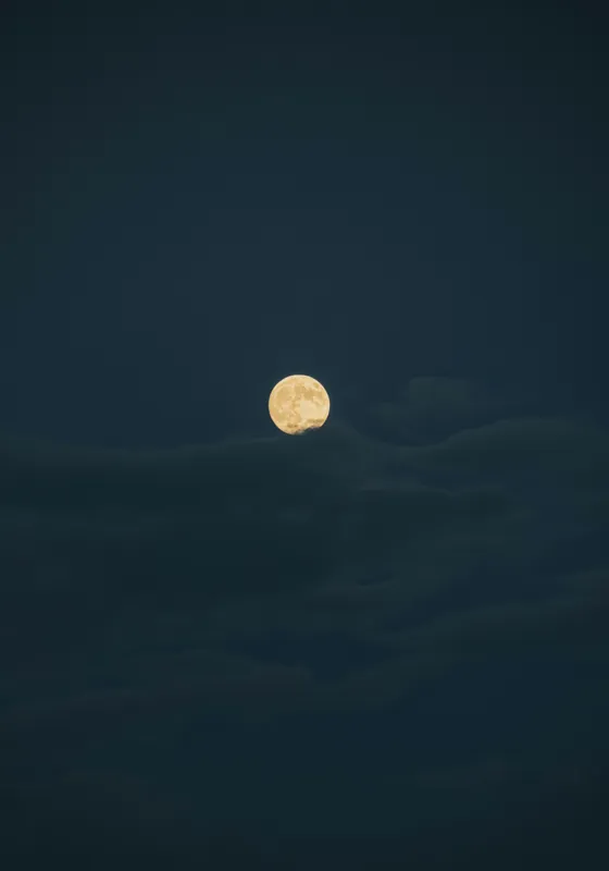 Tablou Canvas, "Luna strălucind printre nori întunecați", Lună, Noapte, Cer, Întuneric, Mister, Lumină, Nuanțe, Magie, Calm, 70 x 100 cm – poza 2