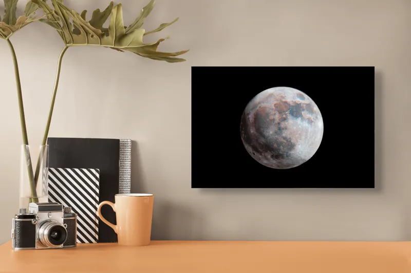 Tablou Canvas, "Luna în lumina cosmică colorată", Lună, Suprafață, Cratere, Lumină, Umbre, Spațiu, Mister, Fascinație, Timp, Infinit, 39 x 26 cm – poza 3