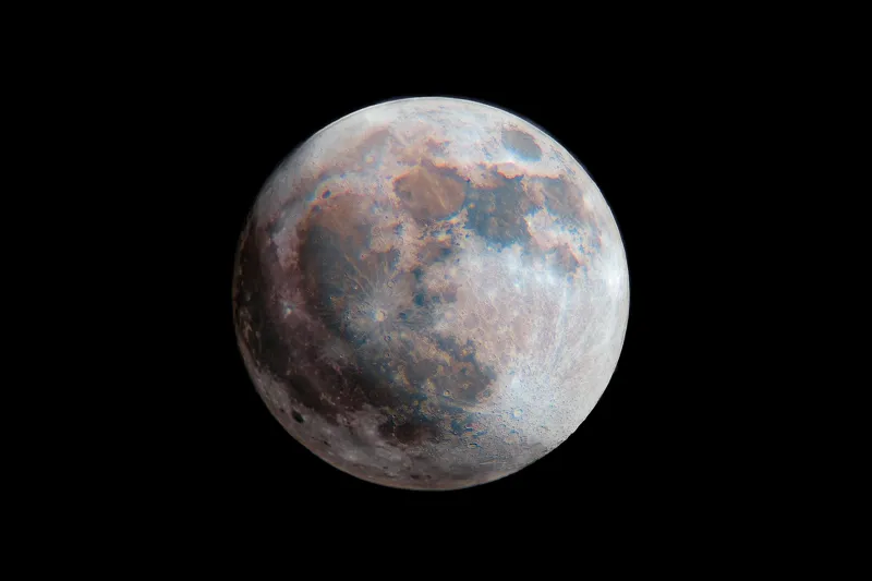 Tablou Canvas, "Luna în lumina cosmică colorată", Lună, Suprafață, Cratere, Lumină, Umbre, Spațiu, Mister, Fascinație, Timp, Infinit, 39 x 26 cm – poza 2