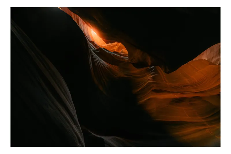 Tablou Canvas, "Lumină aurie în canionul întunecat", Mister, Umbre, Rocă, Lumină, Texturi, Profunzime, Întuneric, Contrast., 70 x 50 cm