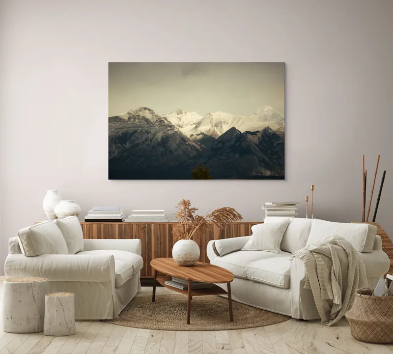 Tablou Canvas, "Munți înzăpeziți sub un cer noros", Pictură, Munți, Zăpadă, Cer, Peisaj, Natură, Stânci, Măreție, 150 x 100 cm – poza 3