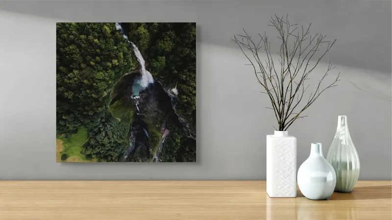 Tablou Canvas, "Cascada din inima pădurii verzi", Pădure, Cascadă, Râu, Verdeață, Peisaj, Natură, Aerian, Frumusețe, Stânci, Apă, 50 x 50 cm – poza 3