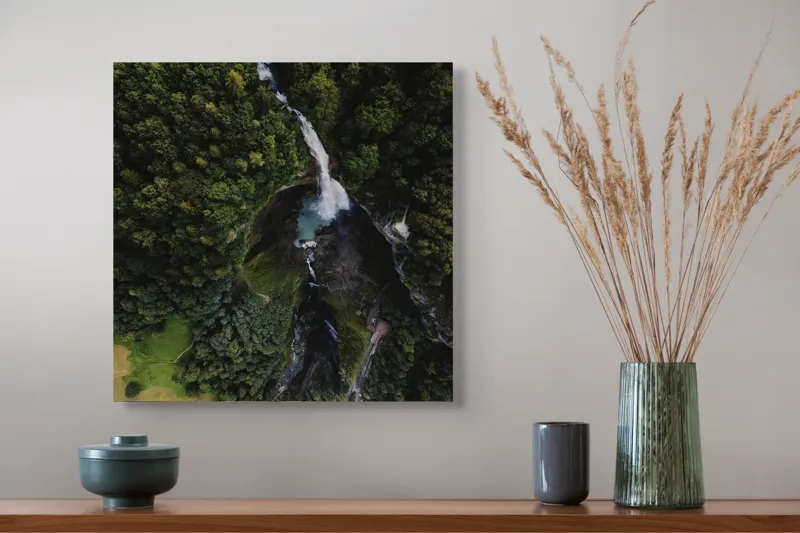 Tablou Canvas, "Cascada din inima pădurii verzi", Pădure, Cascadă, Râu, Verdeață, Peisaj, Natură, Aerian, Frumusețe, Stânci, Apă, 50 x 50 cm – poza 4