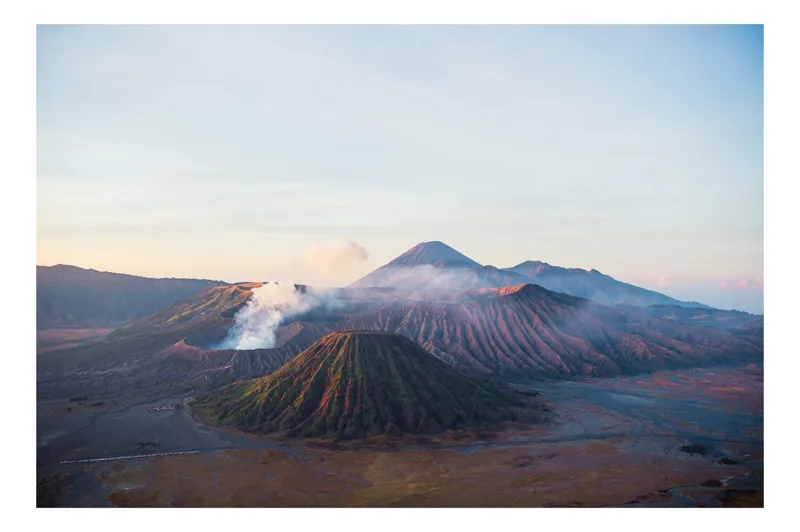 Tablou Canvas, "Misterele vulcanului Bromo la apus", Vulcan, Peisaj, Cețuri, Munți, Cer, Răsărit, Aventură, Natură, Magie, Horizont, 100 x 70 cm
