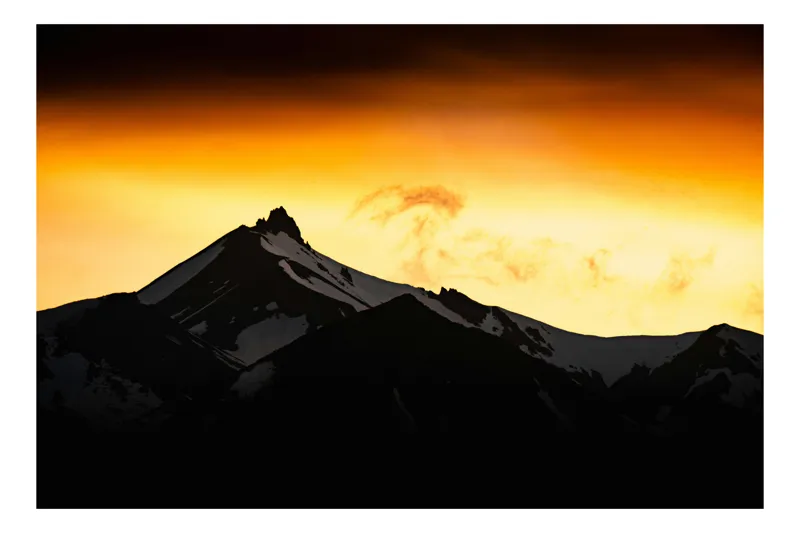 Tablou Canvas, "Apus dramatic peste vârfuri muntoase", Munte, Siluetă, Apus, Cer, Dramatic, Contrast, Umbre, Lumină, Pitoresc, Timp, Natură, 90 x 50 cm