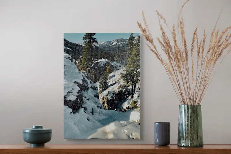 Tablou Canvas, "Iarna fermecată în munții neîmblânziți", Zăpadă, Copaci, Piscuri, Cer, Peisaj, Iarnă, Stânci, Natură., 39 x 54 cm – poza 3