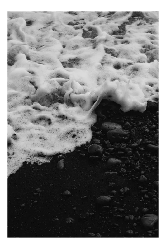 Tablou Canvas, "Spuma mării pe nisip negru", Spumă, Valuri, Piatră, Nisip, Contrast, Textură, Ocean, Natură, 50 x 70 cm
