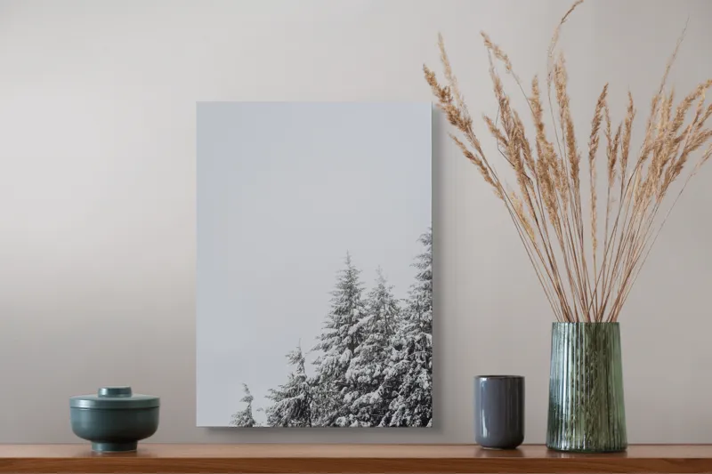 Tablou Canvas, "Pini ninși sub cer înnorat", Copaci, Zăpadă, Cer, Iarnă, Natură, Tăcere, Răcoare, 39 x 54 cm – poza 3
