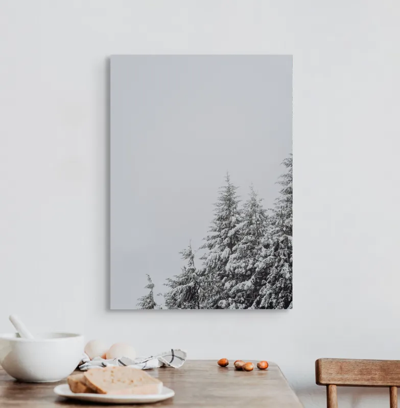 Tablou Canvas, "Pini ninși sub cer înnorat", Copaci, Zăpadă, Cer, Iarnă, Natură, Tăcere, Răcoare, 50 x 70 cm – poza 3
