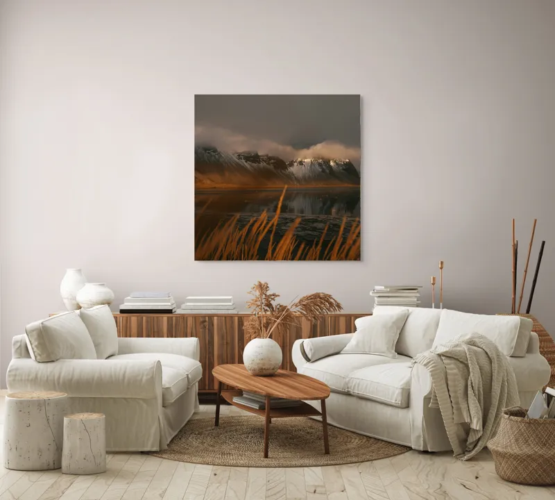 Tablou Canvas, "Lumina aurie peste munții înzăpeziți", Munte, Nor, Reflecție, Apus, Iarbă, Apă, Lumină, Peisaj, 100 x 100 cm – poza 3