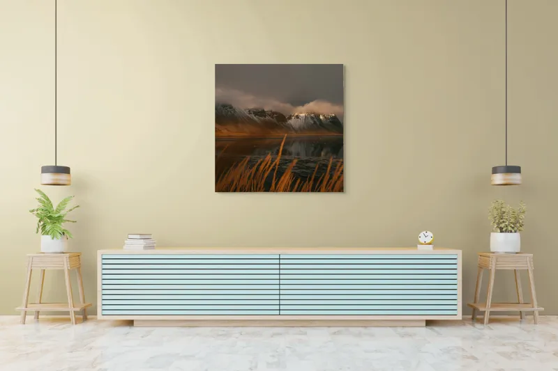 Tablou Canvas, "Lumina aurie peste munții înzăpeziți", Munte, Nor, Reflecție, Apus, Iarbă, Apă, Lumină, Peisaj, 100 x 100 cm – poza 5