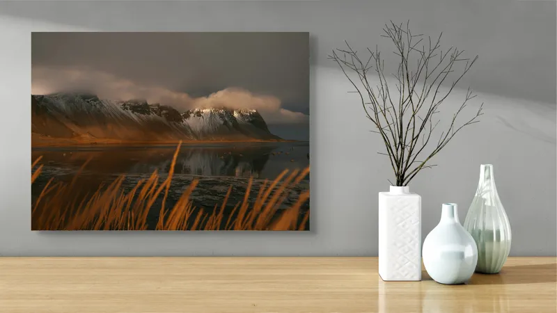 Tablou Canvas, "Lumina aurie peste munții înzăpeziți", Munte, Nor, Reflecție, Apus, Iarbă, Apă, Lumină, Peisaj, 70 x 50 cm – poza 3