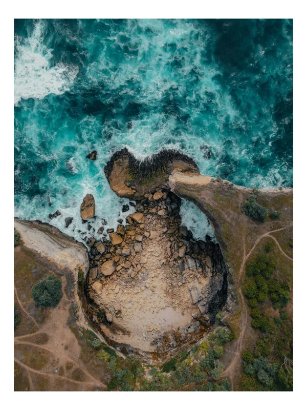 Tablou Canvas, "Inima sculptată de maree și timp", Stâncă, Ocean, Valuri, Natură, Peisaj, Albastru, Spuma, Curbe, Peisaj, Vegetație, 50 x 70 cm