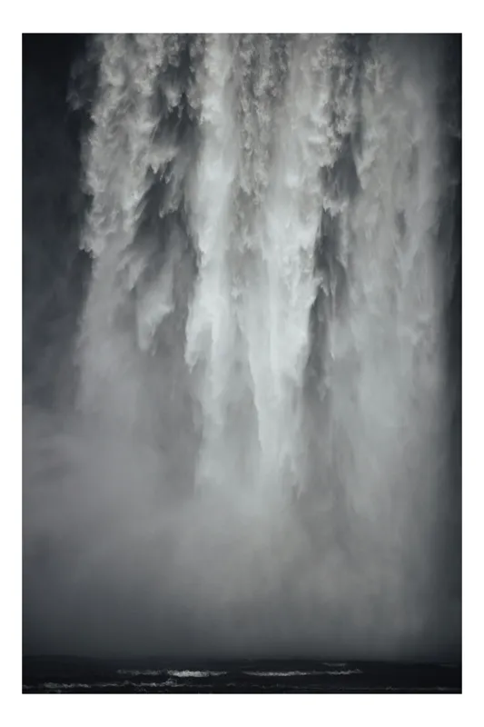 Tablou Canvas, "Prăbușirea Vălului de Apă Albăstruie", Cascadă, Forță, Natură, Spectaculozitate, Apă, Dinamică, Ploaie, Intensitate, Măreție, Nebuloasă, 39 x 54 cm