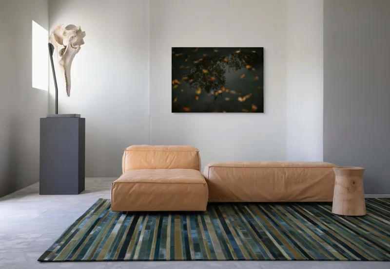 Tablou Canvas, "Reflecția toamnei în apa limpede", Frunze, Reflecție, Apă, Toamnă, Umbre, Natură, Calm, Mister, Melancolie, Întuneric, 100 x 70 cm – poza 7