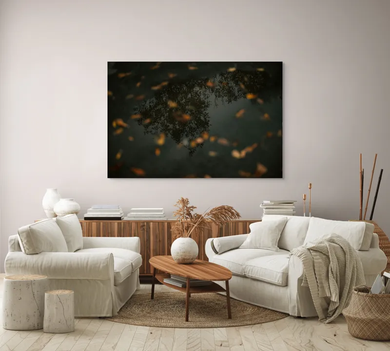 Tablou Canvas, "Reflecția toamnei în apa limpede", Frunze, Reflecție, Apă, Toamnă, Umbre, Natură, Calm, Mister, Melancolie, Întuneric, 150 x 100 cm – poza 3