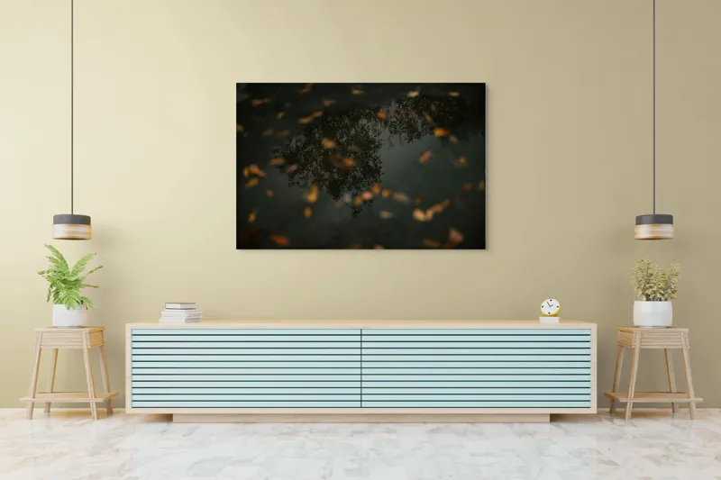 Tablou Canvas, "Reflecția toamnei în apa limpede", Frunze, Reflecție, Apă, Toamnă, Umbre, Natură, Calm, Mister, Melancolie, Întuneric, 150 x 100 cm – poza 6