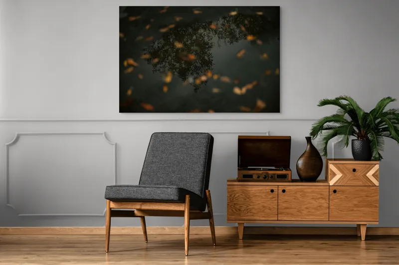 Tablou Canvas, "Reflecția toamnei în apa limpede", Frunze, Reflecție, Apă, Toamnă, Umbre, Natură, Calm, Mister, Melancolie, Întuneric, 150 x 100 cm – poza 8